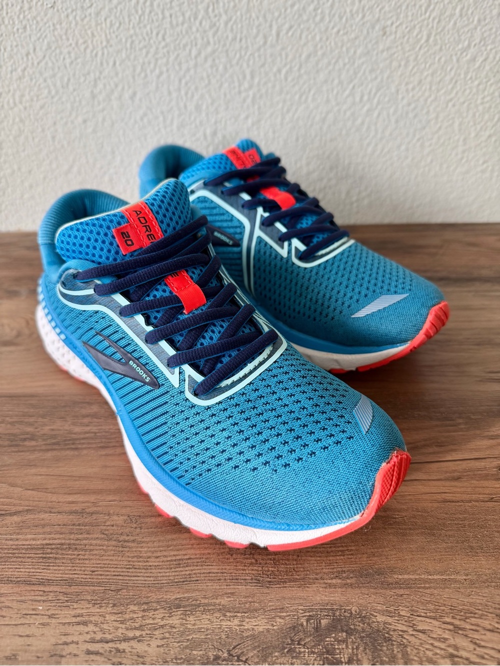 Brooks Womens Adrenaline GTS 20 in Navy/Blue/Coral (Size: 8-B) Excellent